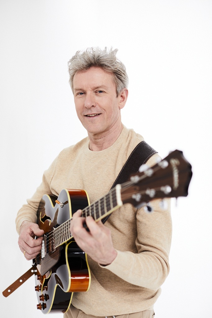 Fotoshoot Henk Frans en Eastman AR403CED-SB gitaar